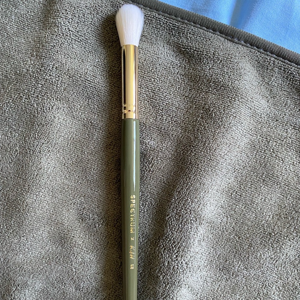 KJH x spectrum brush no.8